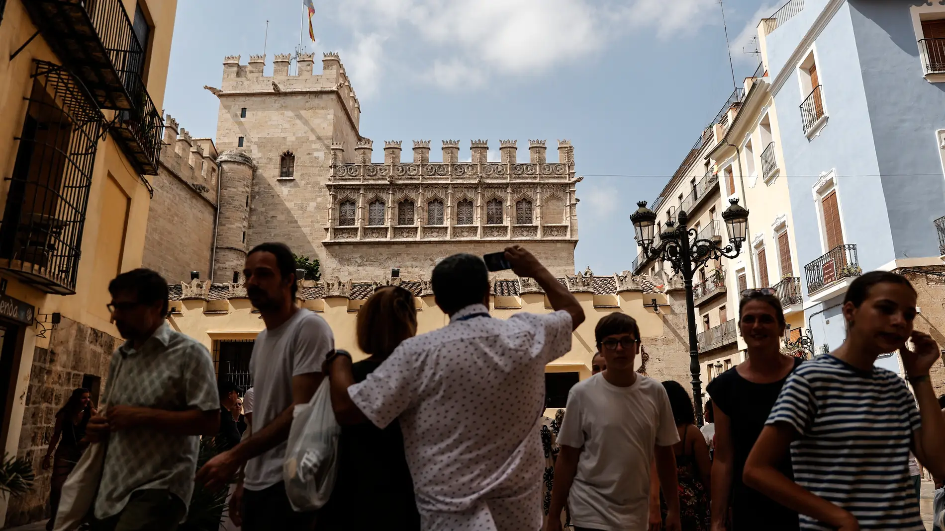 Turistas en la Lonja de la Seda de Valencia fotografiando el exterior Turistas en la Lonja de la Seda de Valencia fotografiando el exterior