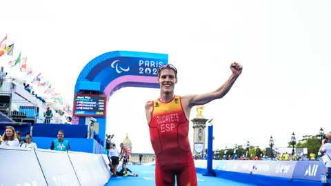 Nil Riudavets en el momento de cruzar la meta en París. Nil Riudavets en el momento de cruzar la meta en París.