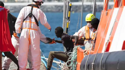 Imagen de una persona de origen subsahariano que navegaba en un cayuco junto a otras 119 que fueron trasladadas el pasado miércoles por Salvamento Marítimo hasta el puerto de Arguineguín, en Gran Canaria. Imagen de una persona de origen subsahariano que navegaba en un cayuco junto a otras 119 que fueron trasladadas el pasado miércoles por Salvamento Marítimo hasta el puerto de Arguineguín, en Gran Canaria./ EFE/Quique Curbelo
