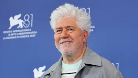 Pedro Almodóvar llama a la "empatía" y condena "los discursos de odio" en la Mostra de Venecia El cineasta y productor español Pedro Almodóvar posa en un photocall. EFE/EPA/FABIO FRUSTACI