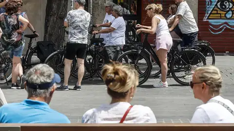 Archivo - Varios turistas recorren la ciudad - Archivo - Varios turistas recorren la ciudad -