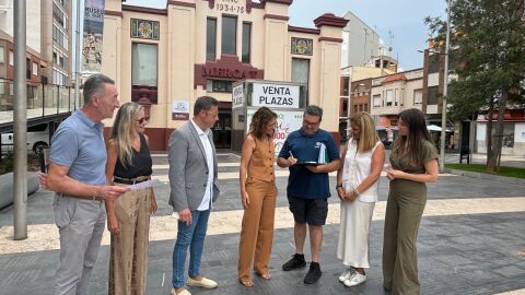 Almassora empieza la retirada del ascensor del parking de delante de la fachada del mercado