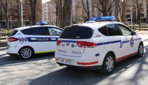 Detenido tras dejar a su hijo de 3 años con una maleta en la puerta de la comisaría de la Ertzaintza en Bergara Detenido tras dejar a su hijo de 3 años con una maleta en la puerta de la comisaría de la Ertzaintza en Bergara