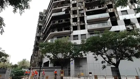 El edificio incendiado de Campanar tendrá una fachada distinta tras la reconstrucción. El edificio incendiado de Campanar tendrá una fachada distinta tras la reconstrucción.