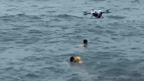 Uno de los momentos del simulacro de rescate en la Playa de Puerto de Sagunto Uno de los momentos del simulacro de rescate en la Playa de Puerto de Sagunto