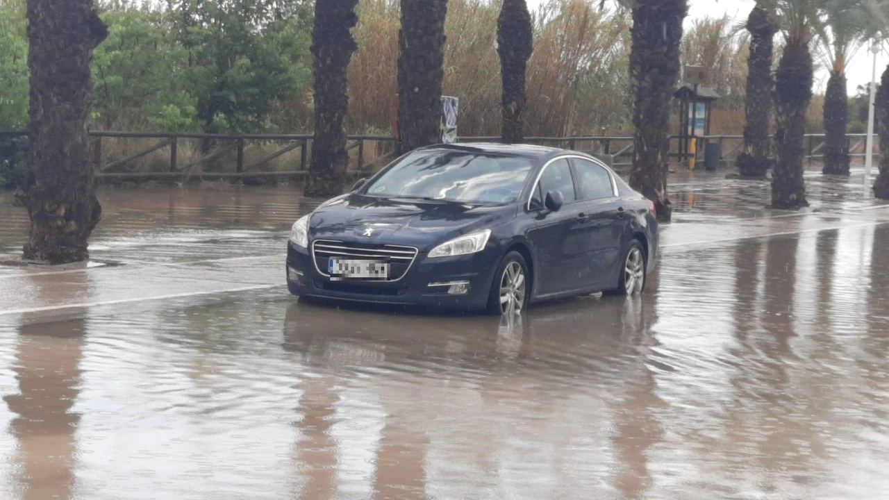 La lluvia ha descargado con intensidad en Los Arenales del Sol de Elche.