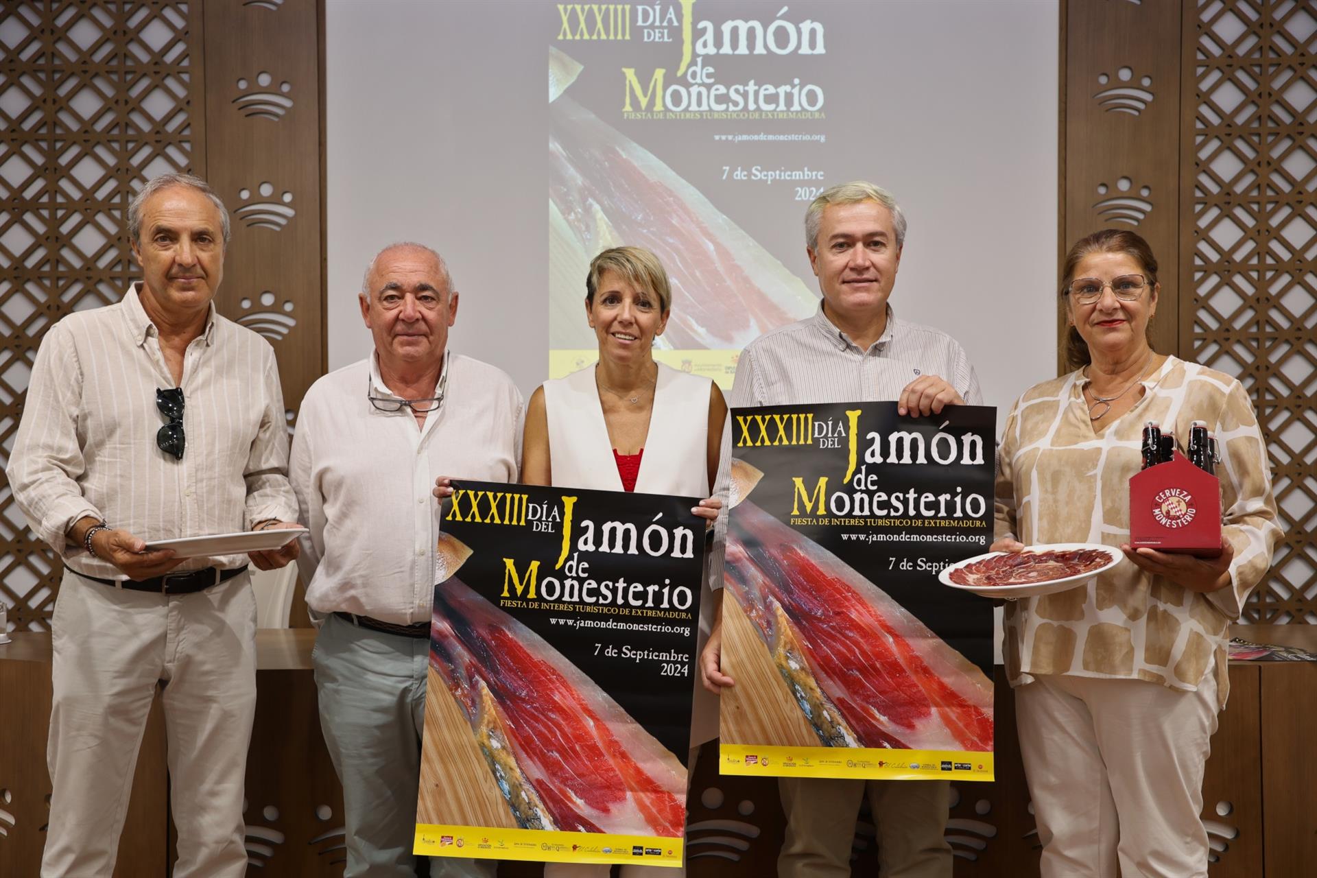 Monesterio celebrará el próximo sábado 7 de septiembre su XXXIII Día del Jamón con el reparto de 2.000 bocadillos Monesterio celebrará el próximo sábado 7 de septiembre su XXXIII Día del Jamón con el reparto de 2.000 bocadillos