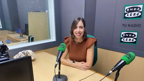 Esther Díez, en los estudios de Onda Cero Elche. Esther Díez, en los estudios de Onda Cero Elche.