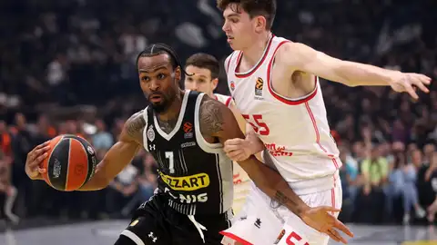 El jugador del Partizan Kevin Punter (I) en un acción ante Sergio De Larrea (D) durante un partido de la Euroliga El jugador del Partizan Kevin Punter (I) en un acción ante Sergio De Larrea (D) durante un partido de la Euroliga