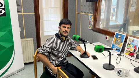 Rodrigo Cuevas en los estudios de Onda Cero en Infiesto