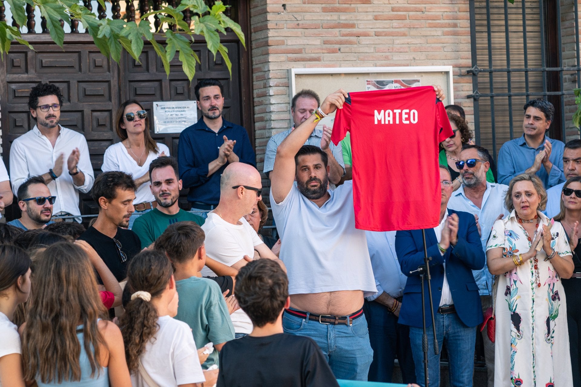 Page destaca el gesto del Papa, que ha firmado la camiseta de Mateo, el joven asesinado en Mocejón Page destaca el gesto del Papa, que ha firmado la camiseta de Mateo, el joven asesinado en Mocejón