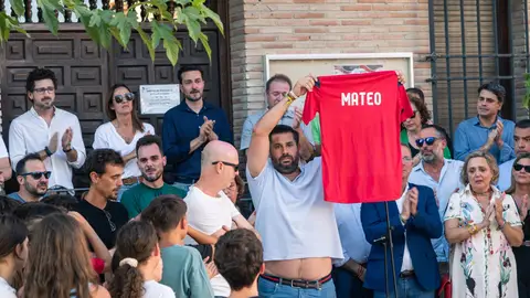 Page destaca el gesto del Papa, que ha firmado la camiseta de Mateo, el joven asesinado en Mocejón Page destaca el gesto del Papa, que ha firmado la camiseta de Mateo, el joven asesinado en Mocejón