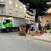 Trastos dejados en una calle de Alberic