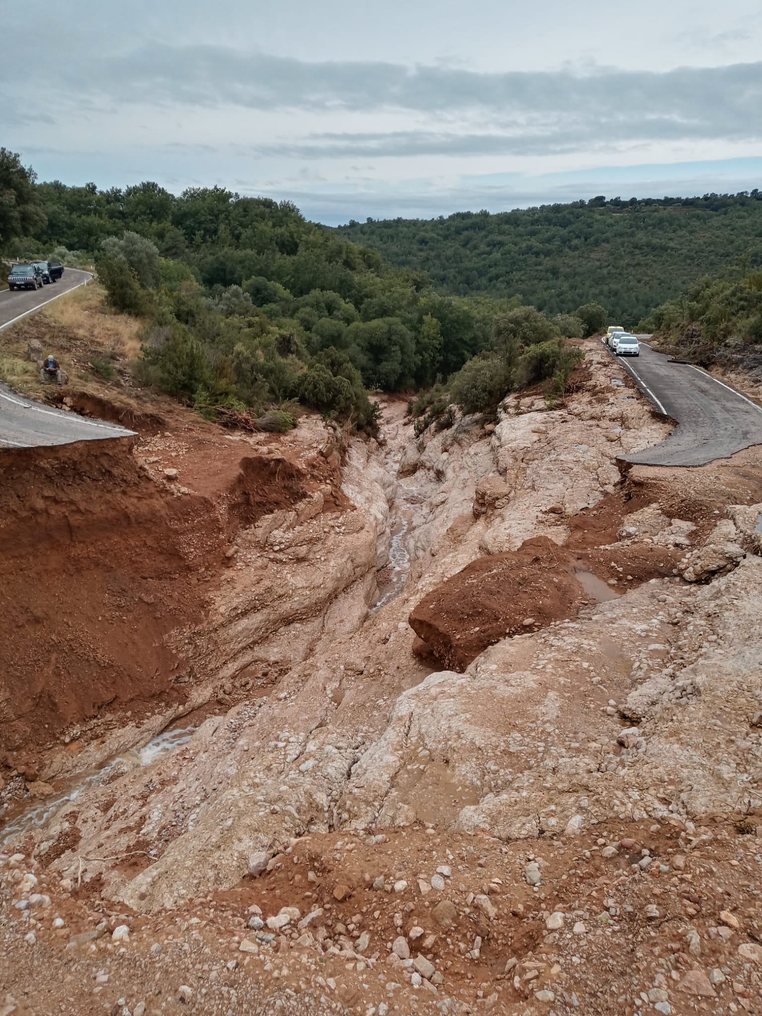 Las lluvias se llevan 30 metros de la A1227 en la Sierra de Guara Las lluvias se llevan 30 metros de la A1227 en la Sierra de Guara