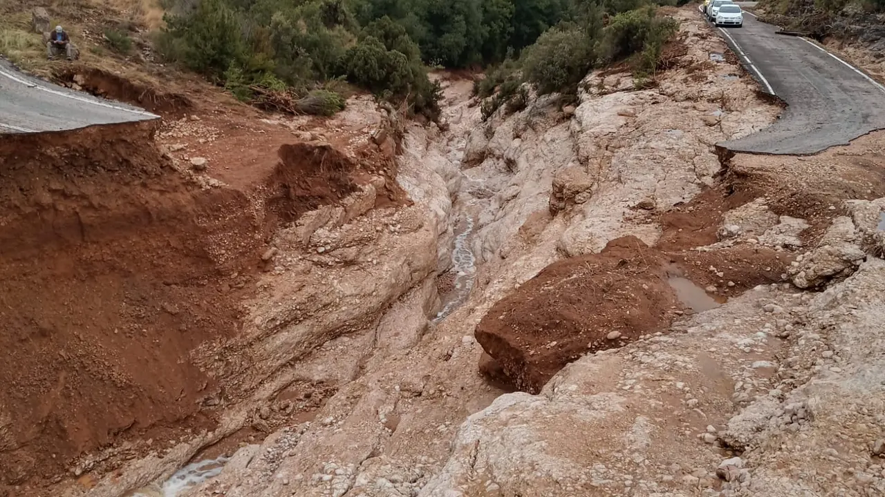 Las lluvias se llevan 30 metros de la A1227 en la Sierra de Guara