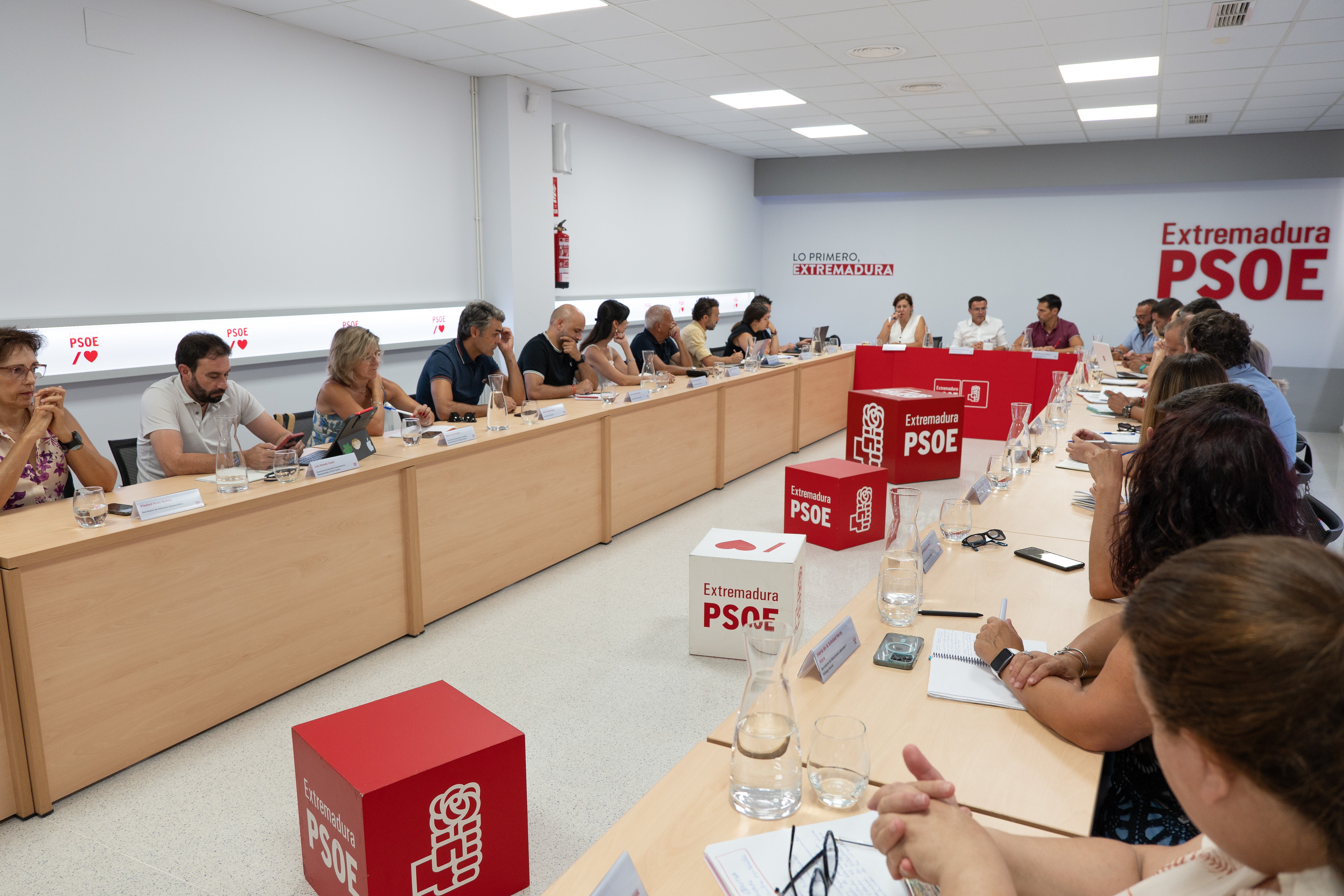 El Comité de Garantías valida las precandidaturas de Gallardo y Gutiérrez a las primarias para liderar el PSOE extremeño El Comité de Garantías valida las precandidaturas de Gallardo y Gutiérrez a las primarias para liderar el PSOE extremeño
