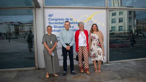 La presidenta del comité organizador del congreso, María Mayán; los presidentes saliente y entrante de la SEBBM, Isabel Varela y Antonio Ferrer, respectivamente; y la vocal de congresos de la sociedad, Guadalupe Sabio - SEBBM