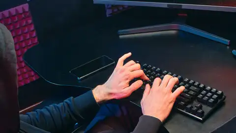 Hombre escribiendo Hombre escribiendo