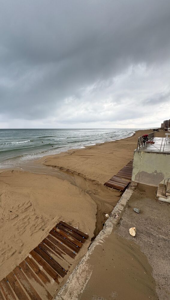 Playa de Los Arenales del Sol durante las lluvias.
