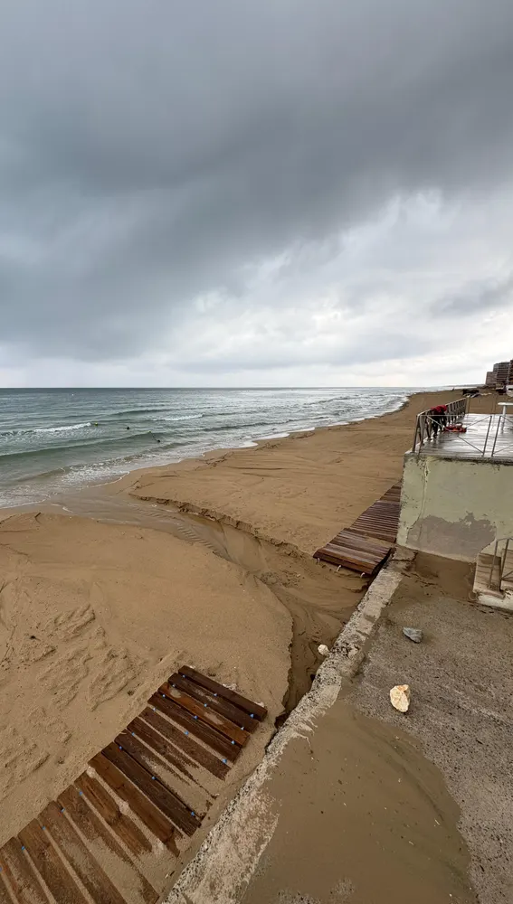 Playa de Los Arenales del Sol durante las lluvias. Playa de Los Arenales del Sol durante las lluvias.