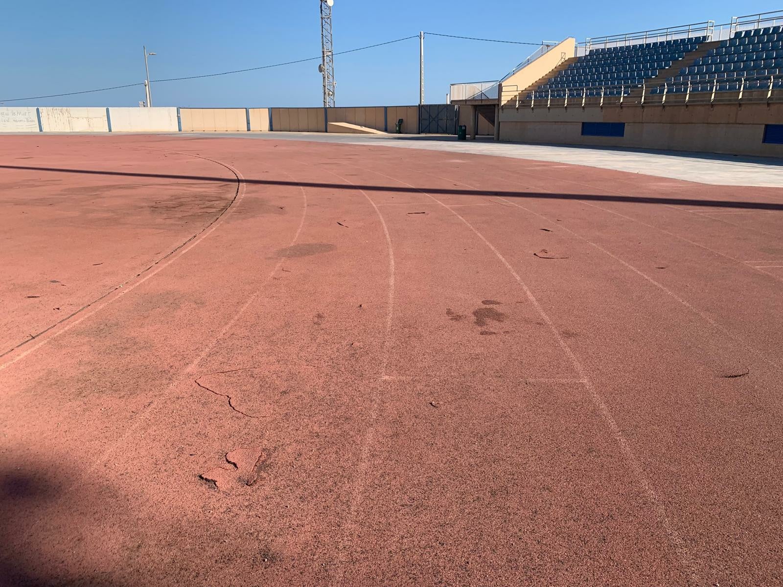 Imposible practicar atletismo en las pistas del estadio Antonio Peroles de Roquetas Imposible practicar atletismo en las pistas del estadio Antonio Peroles de Roquetas