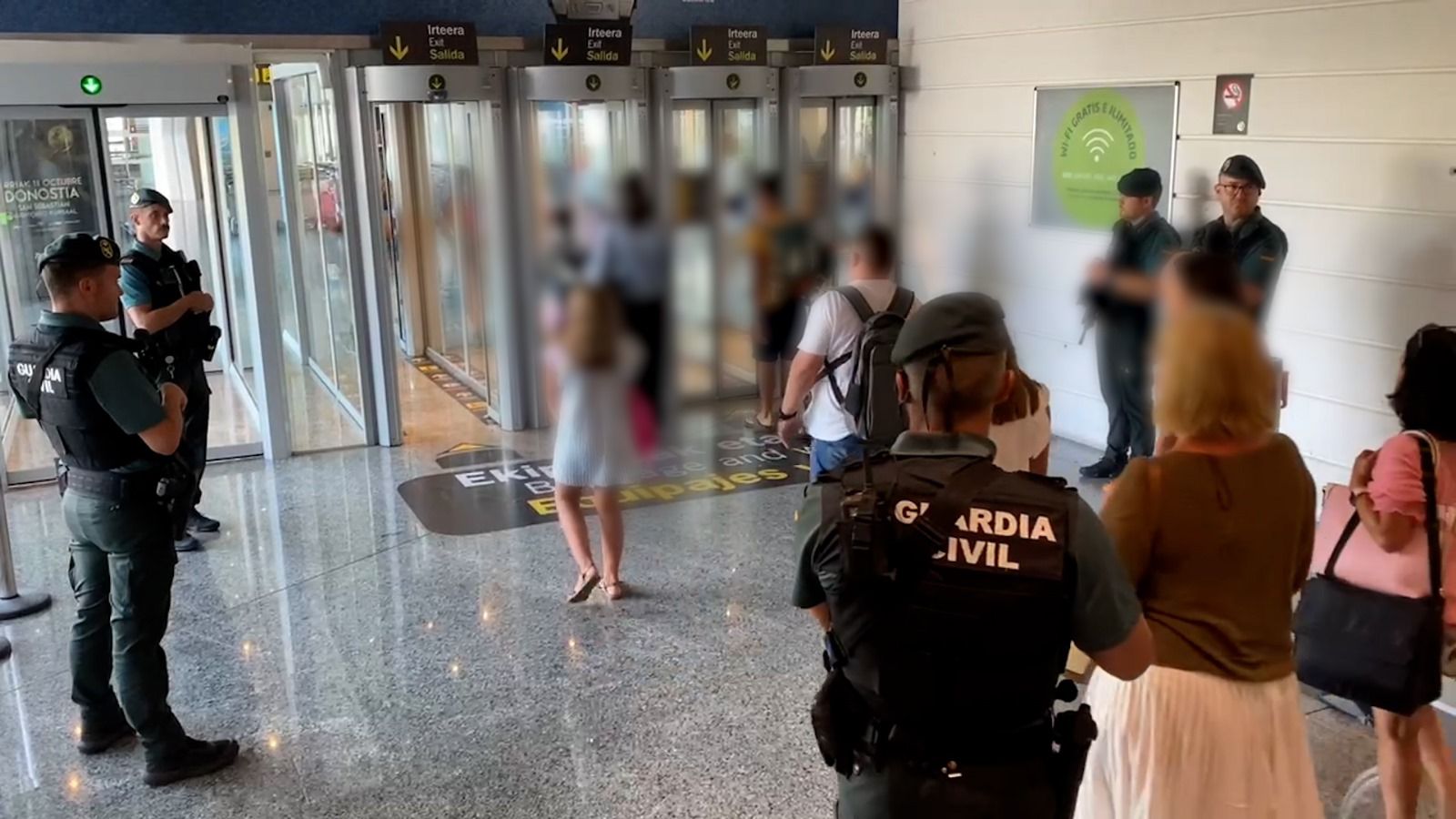 Detienen, en el aeropuerto de Bilbao, a un pasajero por malos tratos a su pareja Detienen, en el aeropuerto de Bilbao, a un pasajero por malos tratos a su pareja