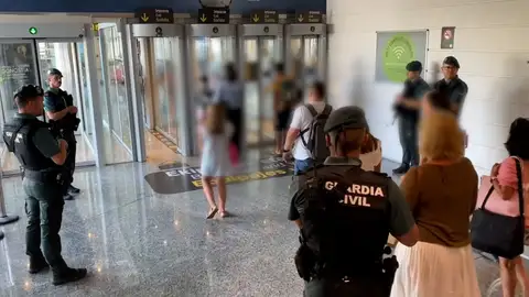 Detienen en el aeropuerto de Bilbao a un pasajero de un vuelo por malos tratos a su pareja Detienen en el aeropuerto de Bilbao a un pasajero de un vuelo por malos tratos a su pareja
