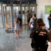 Detienen en el aeropuerto de Bilbao a un pasajero de un vuelo por malos tratos a su pareja Detienen en el aeropuerto de Bilbao a un pasajero de un vuelo por malos tratos a su pareja