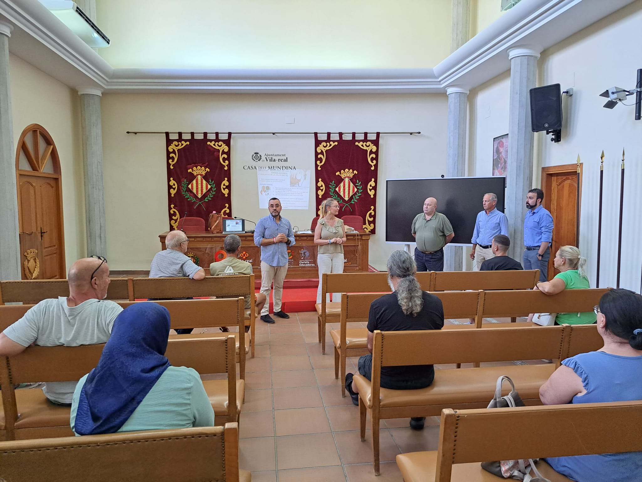 El ayuntamiento de Vila-real recibe a los 20 trabajadores para labores en zonas rurales El ayuntamiento de Vila-real recibe a los 20 trabajadores para labores en zonas rurales
