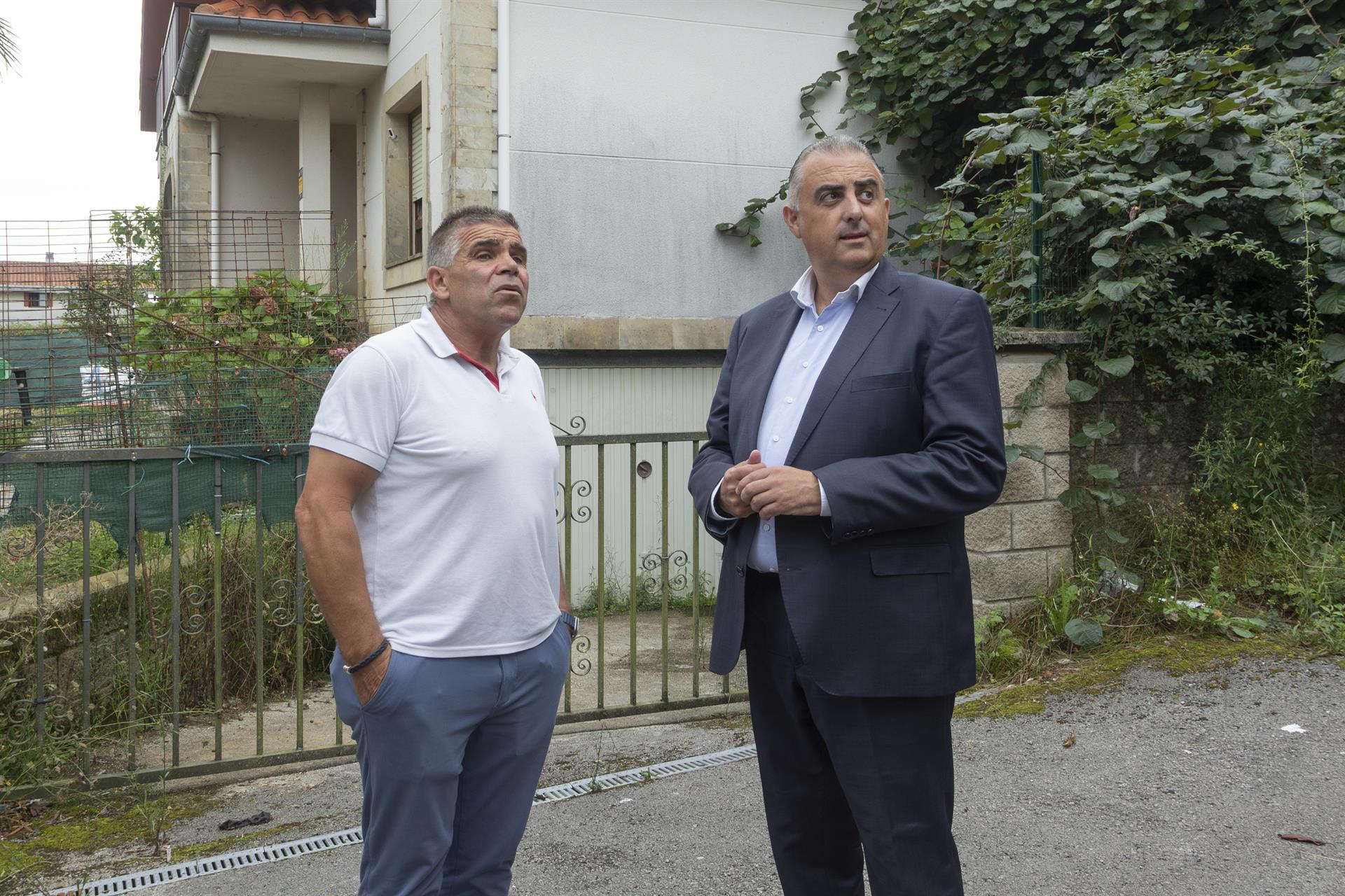 Absueltos los ocupantes de seis casas de Argoños con sentencia de derribo, que no serán desalojados Absueltos los ocupantes de seis casas de Argoños con sentencia de derribo, que no serán desalojados