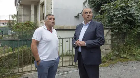 El consejero de Fomento, Roberto Media, y el alcalde de Argoños, Juan José Barruetabeña El consejero de Fomento, Roberto Media, y el alcalde de Argoños, Juan José Barruetabeña