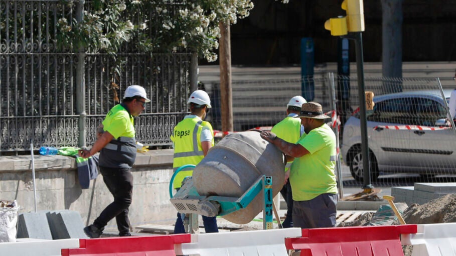 Imagen de archivo de unos trabajadores en Zaragoza.EFE/ Javier Cebollada