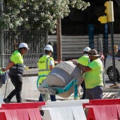 Imagen de archivo de unos trabajadores en Zaragoza.EFE/ Javier Cebollada