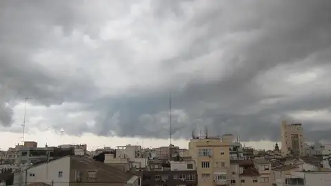Archivo - Tormenta, lluvia y nubes en València - Archivo - Tormenta, lluvia y nubes en València -