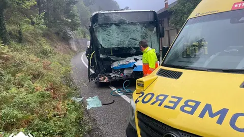 Un bus y un coche chocan en Bustiello, Mieres Un bus y un coche chocan en Bustiello, Mieres