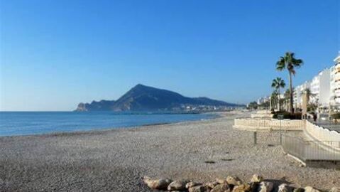 El ayuntamiento de Altea pone en marcha el dispositivo de urgencia en playas ante los vertidos en la playa de l&#39;Espigó