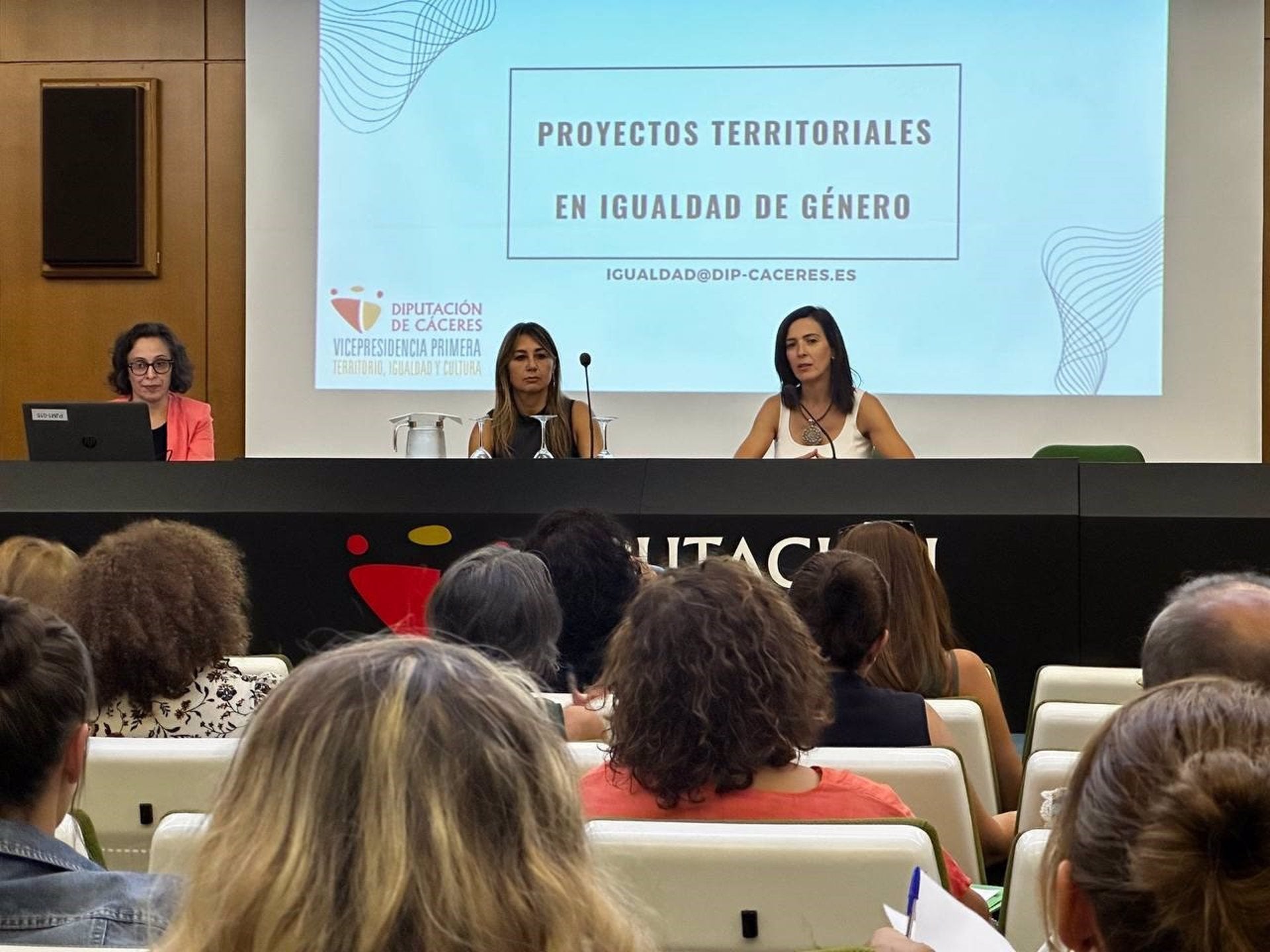 La Diputación de Cáceres perfila con las mancomunidades proyectos para el empoderamiento de la mujer en el mundo rural La Diputación de Cáceres perfila con las mancomunidades proyectos para el empoderamiento de la mujer en el mundo rural