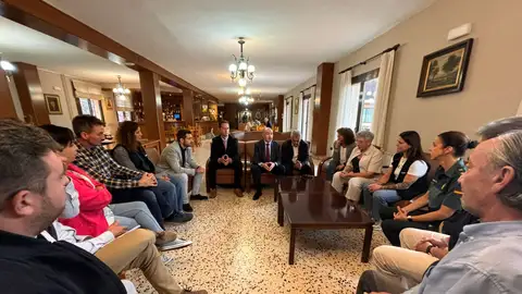 Beltrán con representantes del ayuntamiento, ACCEM o Guardia Civil Beltrán con representantes del ayuntamiento, ACCEM o Guardia Civil