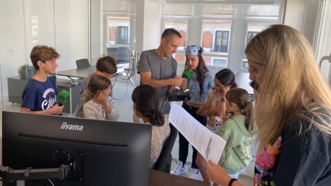 Irene Ram&iacute;rez junto a un grupo de ni&ntilde;os en 'M&aacute;s de uno'