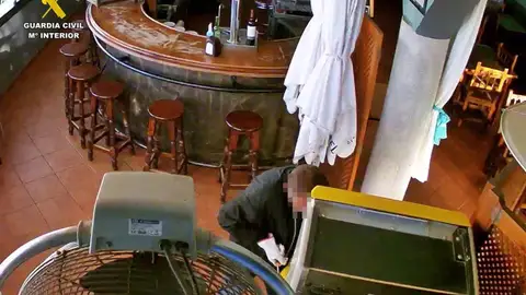 Detenido un hombre por robos en un bar, una ferretería y una nave en Villanueva del Fresno Detenido un hombre por robos en un bar, una ferretería y una nave en Villanueva del Fresno