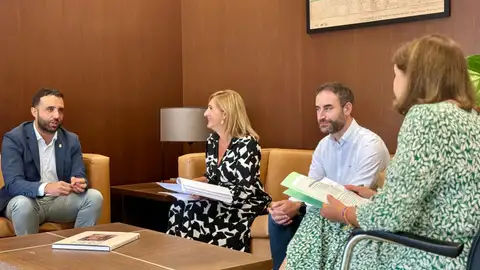 Reunión entre la consellera de Justicia, Salomé Pradas, y el alcalde de Sagunto, Darío Moreno Reunión entre la consellera de Justicia, Salomé Pradas, y el alcalde de Sagunto, Darío Moreno