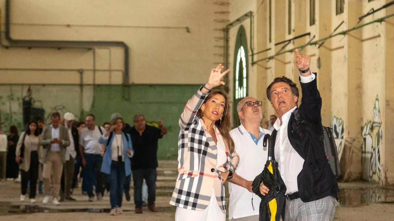 La alcaldesa ha visitado la antigua fábrica donde se ubicará Distrito 7