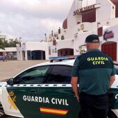 Un Guardia Civil fuera de servicio detiene en Roquetas de Mar a un conductor que intentaba huir 