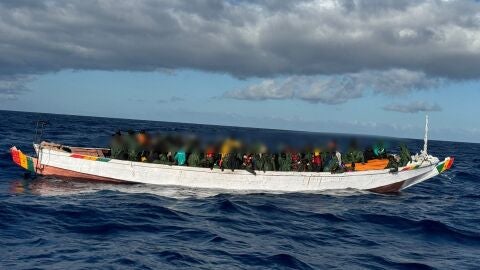 Inmigrantes en una patera en aguas de Canarias