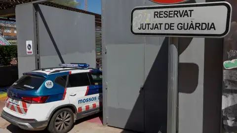 magen de archivo de un vehículo de los Mossos entrando a un juzgado. magen de archivo de un vehículo de los Mossos entrando a un juzgado.