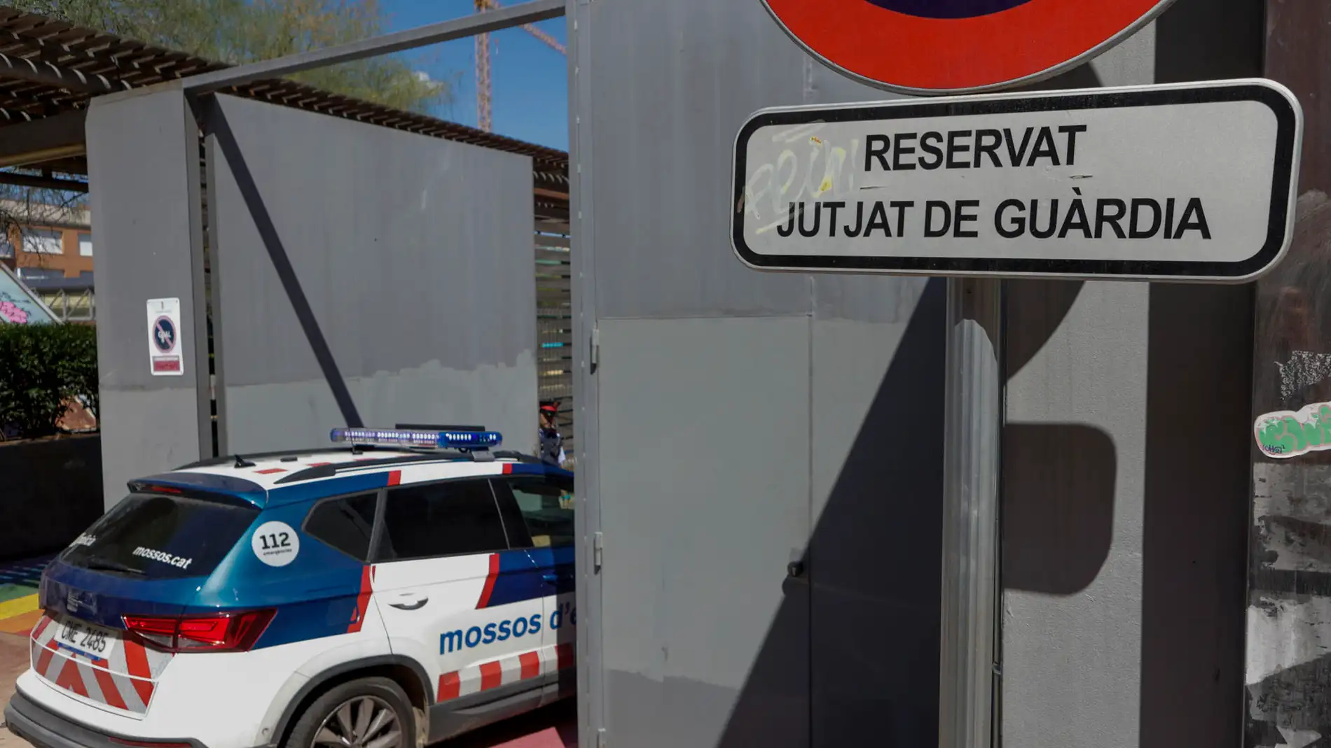 magen de archivo de un vehículo de los Mossos entrando a un juzgado. magen de archivo de un vehículo de los Mossos entrando a un juzgado.