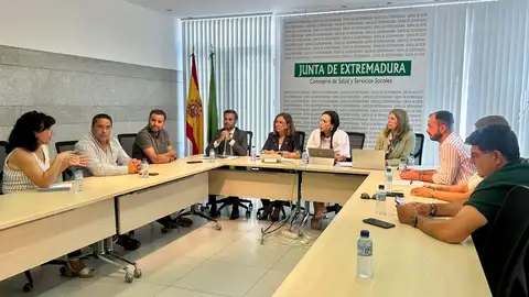 Alcaldes de municipios de Vegas Altas en la reunión con las consejera de Sanidad y Agricultura, Sara García y Mercedes Morán, respectivamente, en Mérida Alcaldes de municipios de Vegas Altas en la reunión con las consejera de Sanidad y Agricultura, Sara García y Mercedes Morán, respectivamente, en Mérida