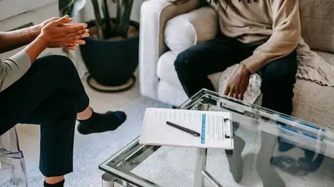 Así es la regla del 'silencio incómodo' que utilizan Jeff Bezos o Tim Cook personas hablan en consulta