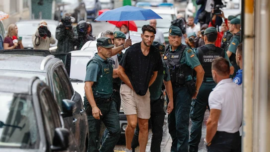 Rafa Mir a su llegada al juzgado esposado Rafa Mir a su llegada al juzgado esposado
