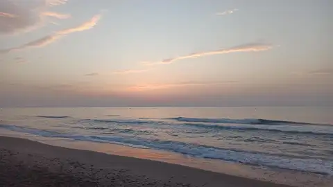 Archivo - Amanece nublado en la playa de Canet (Valencia) - Archivo - Amanece nublado en la playa de Canet (Valencia) -